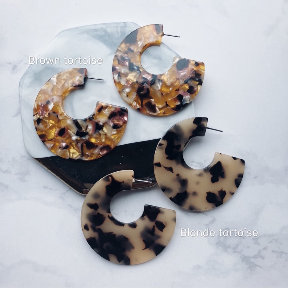 UO Style Blonde Tortoise Statement Earrings - Picture 5 of 8